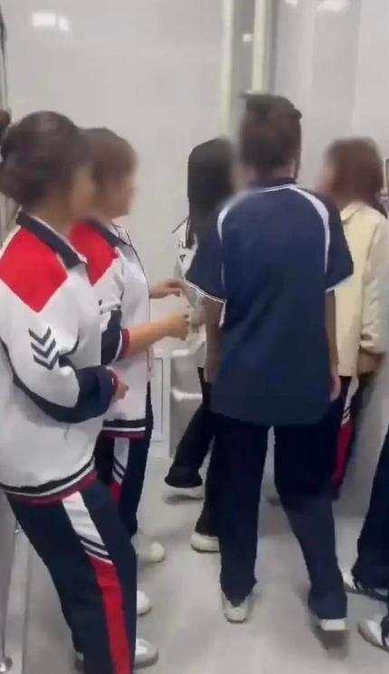 长春某学院一女生，入学6天遭同学霸凌，全程没还手，家长报警后，学校竟把她和施暴者