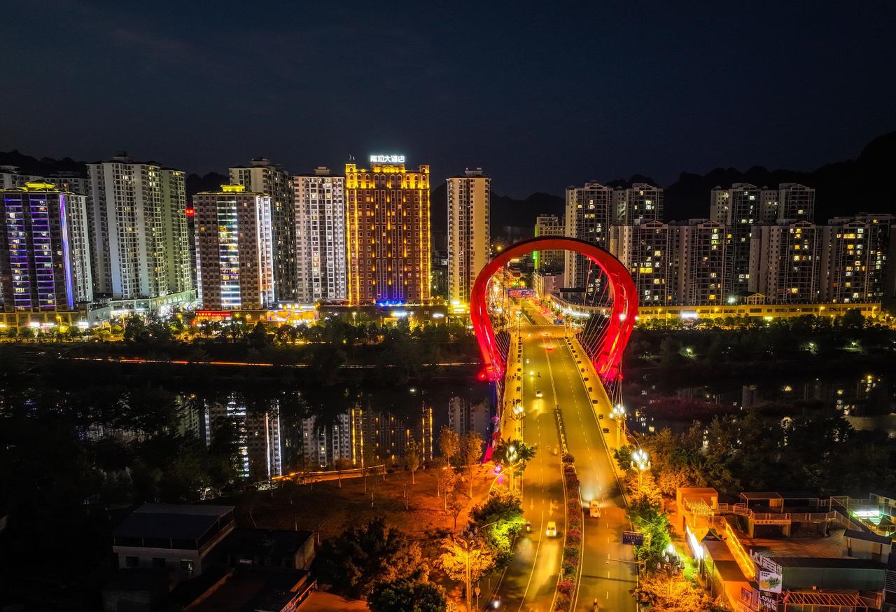 说这座城市大吧，走两步就能碰见熟人，说这座城市小吧，想遇见的人却怎么也遇不到.(