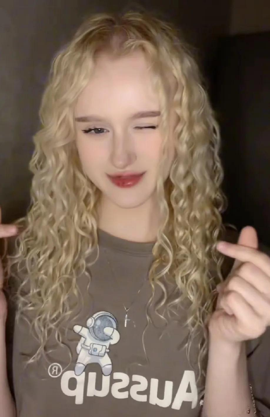 投降是没有未来的，所以我们绝不放弃！
这是乌克兰人在网络上说的！
这句话没毛病！