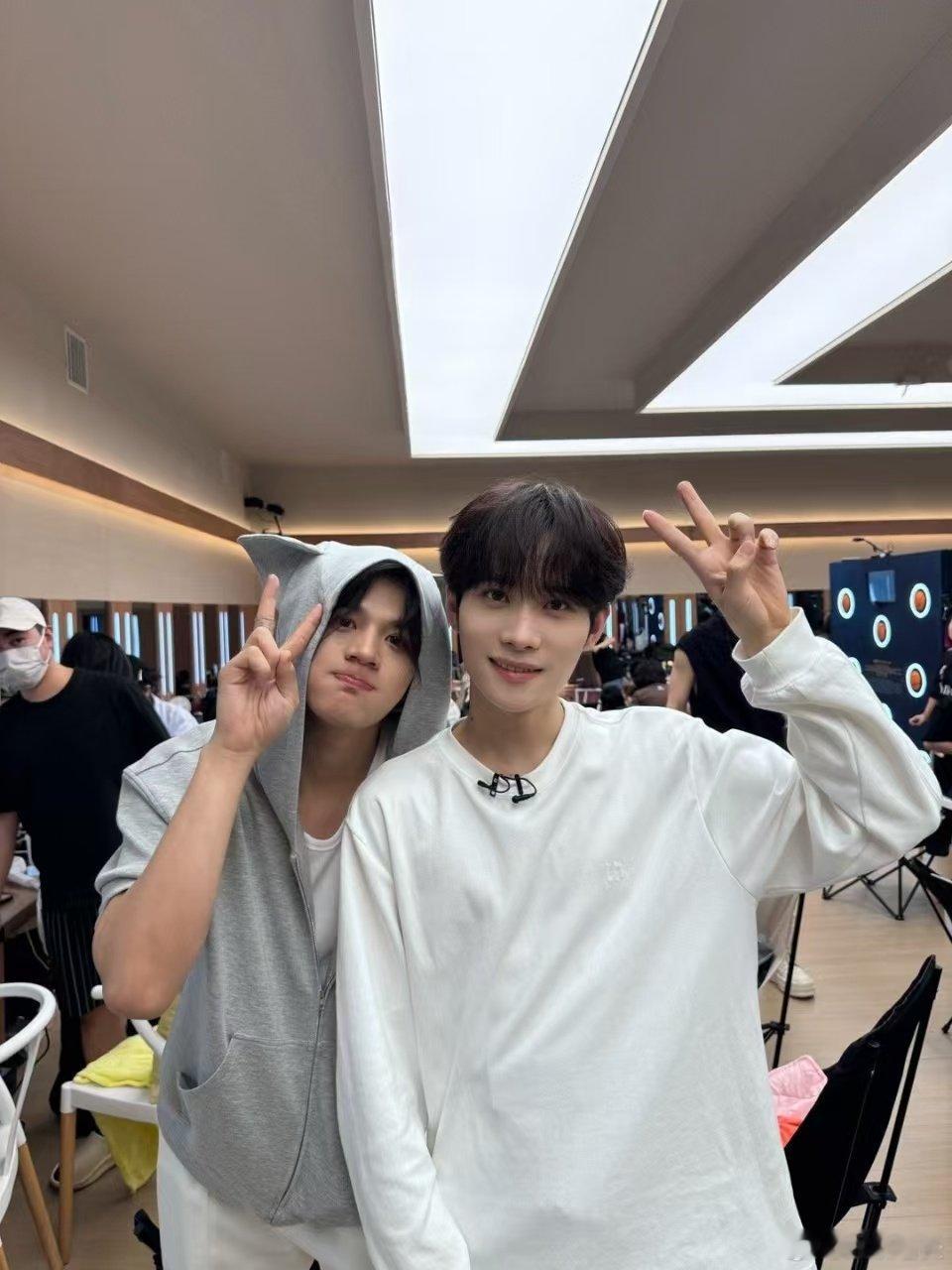 #井胧感谢石凯阿如那#井胧在披哥的旅程中收获的不仅是舞台的荣耀，更有这样一群挚友