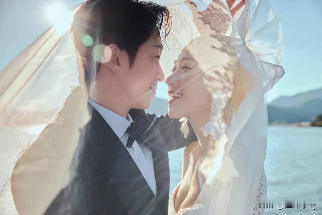 湾湾是真的很爱日本啊，陈汉典和Lulu还特意跑到富士山下拍婚纱照，定格下两人的甜