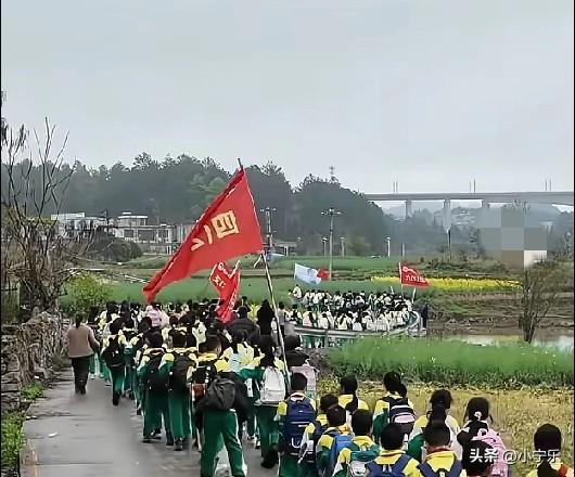 3月26日，贵州独山一小学校学生春游自己炒菜煮饭，在田野里体验“过家家”。友友们