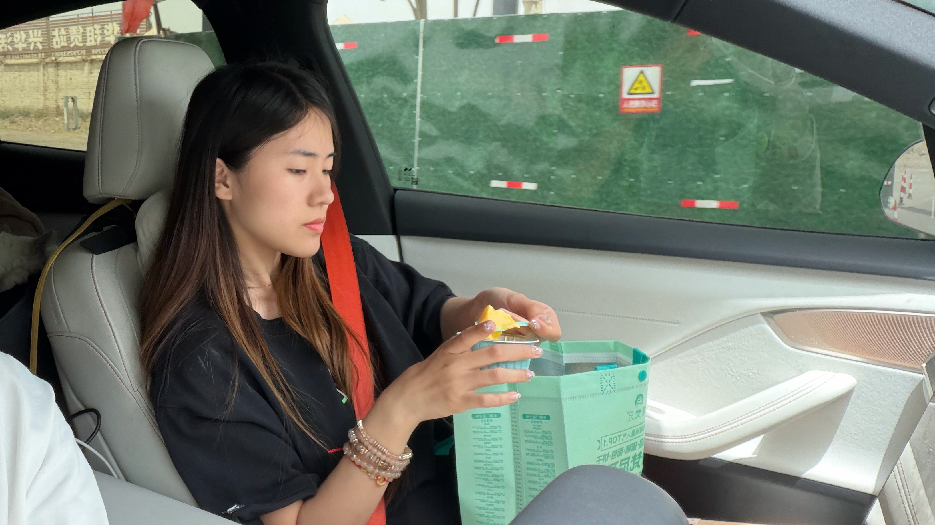 在茫茫戈壁，小李把她心爱的蛋糕分给我吃这是真爱吗，兄弟们！ 阿克苏