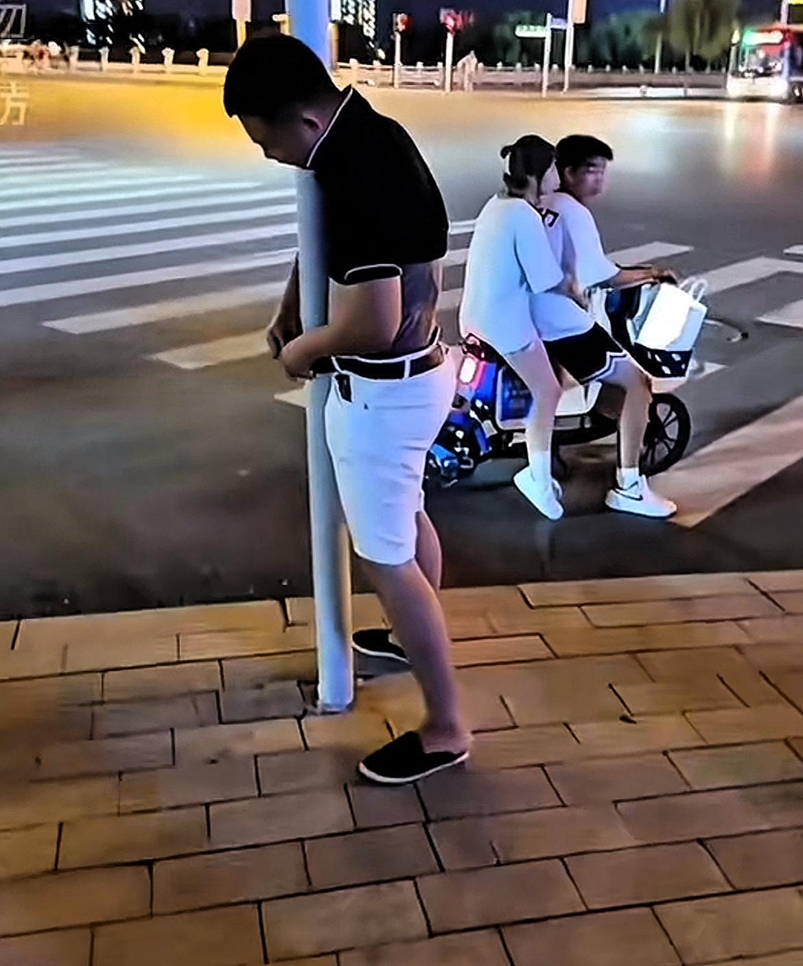 你绝对想象不到，
酒精能把人变成多么离谱的“行为艺术家”。我见过最绝的是

位老