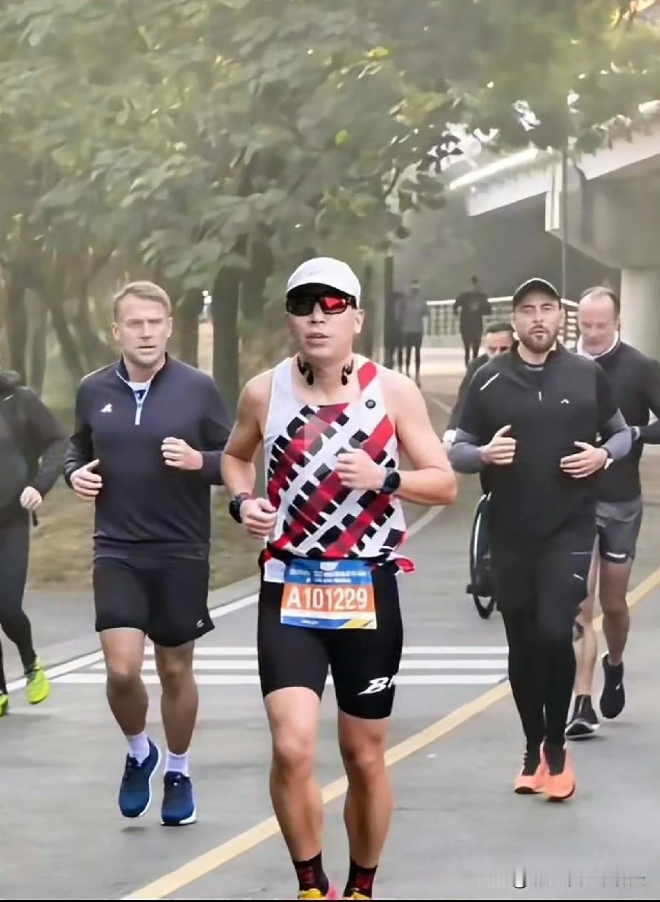 小马成都晨跑，感觉此时被这位大爷抢了镜了，哦，可能叫大哥准确点。

何方神圣？还