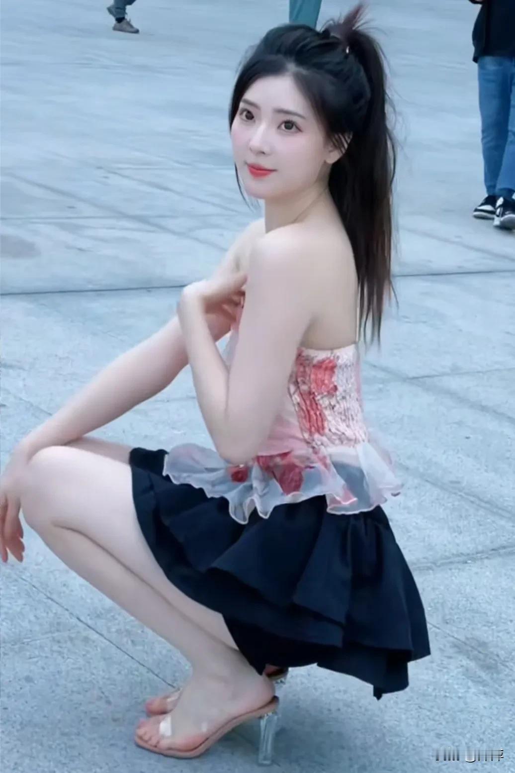 白白嫩嫩的春晓，来了一个少女蹲。
