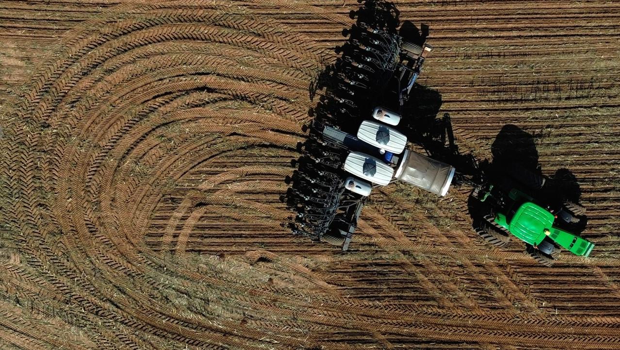 美国豆农终于等来了好消息，中国开始下单了。周一至少买了40船的大豆。

这个时间