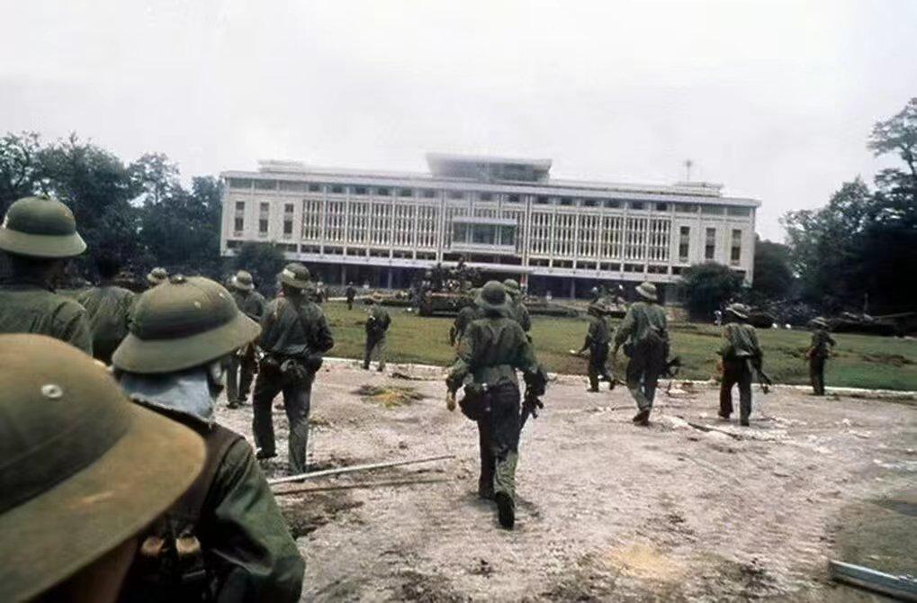 【历史上的今天】1975年4月30日，北越人民军占领了南越首都西贡，越南正式统一