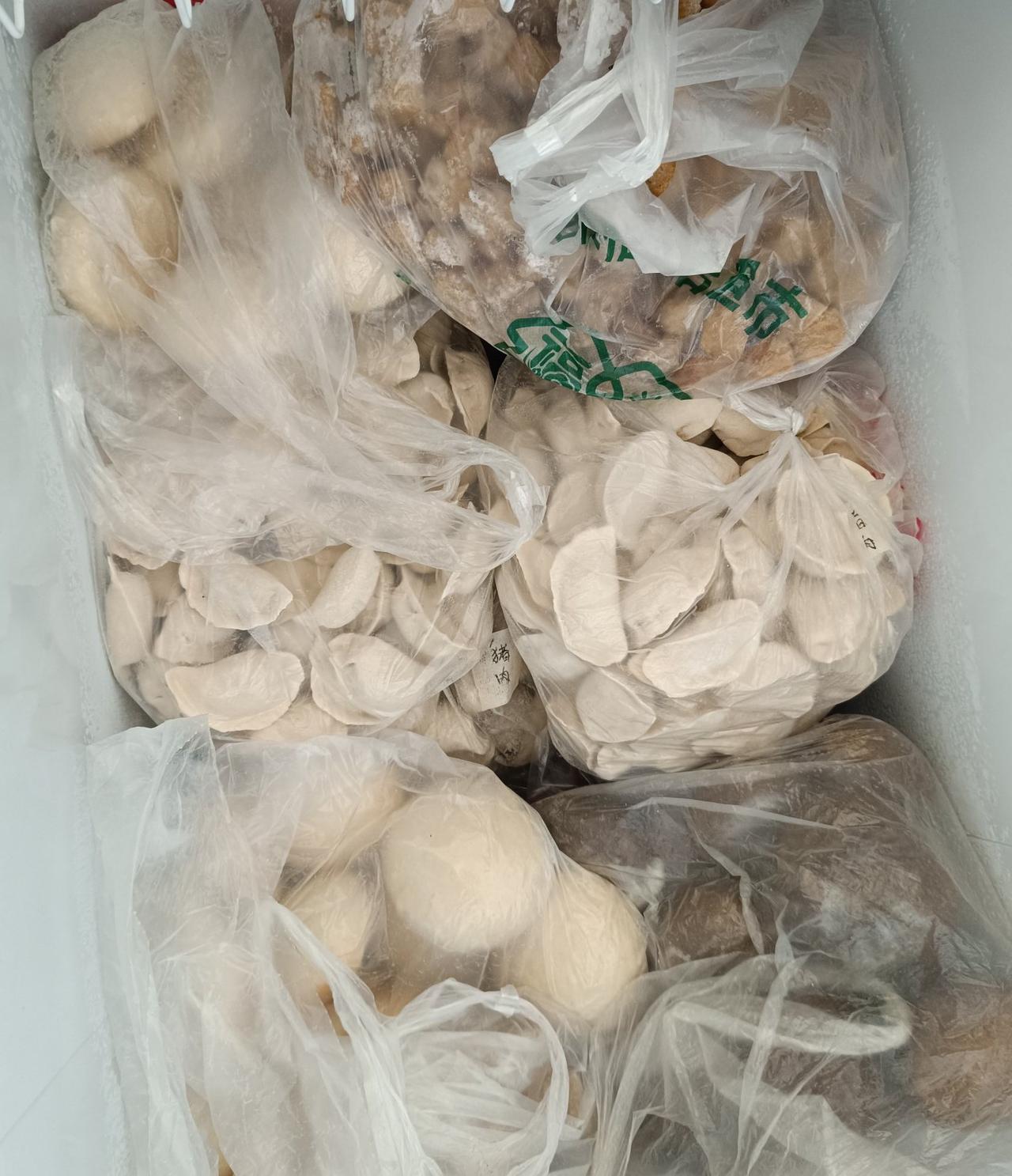 快春节了，家里准备的年货啊，真的是不少啊，以前条件不好才要准备很多年货，现在基本