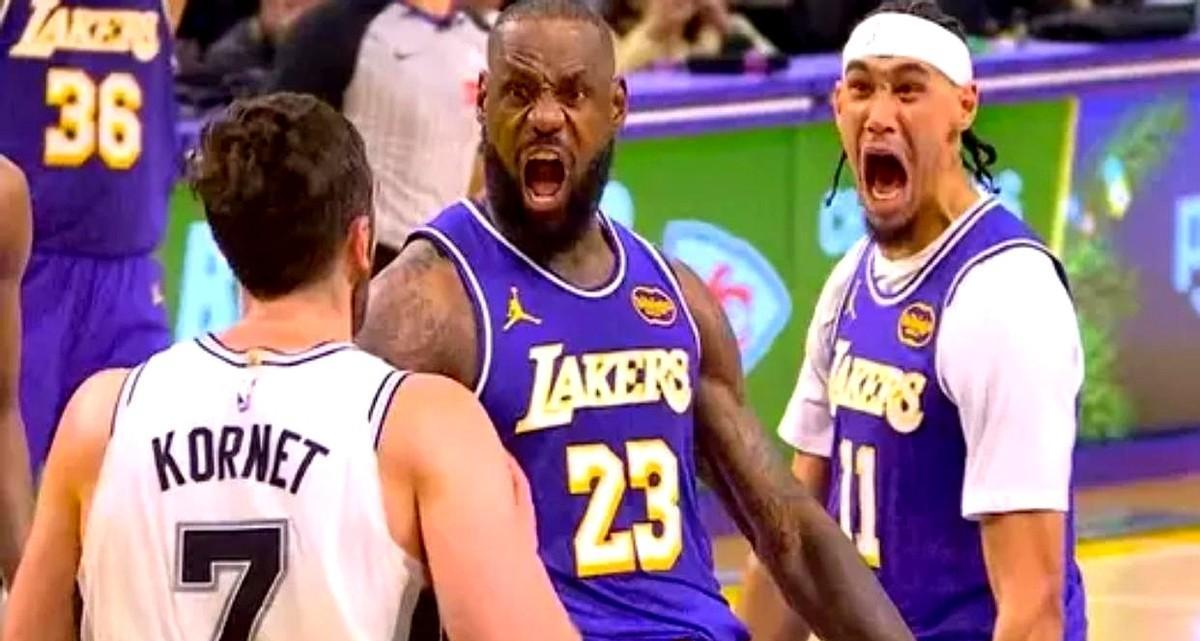 别再盯着詹姆斯的19+15+7了。
那是个完美的陷阱。
看看这个数字：-16。 