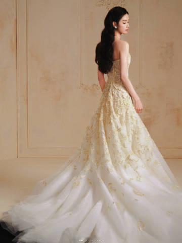 陈都灵东方卫视跨晚造型陈都灵抹胸黄纱裙 陈都灵东方卫视跨晚造型来啦！黄色抹胸纱裙