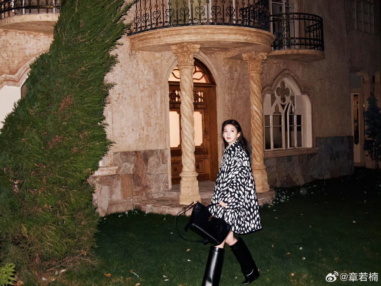 章若楠出发巴黎时装周造型 