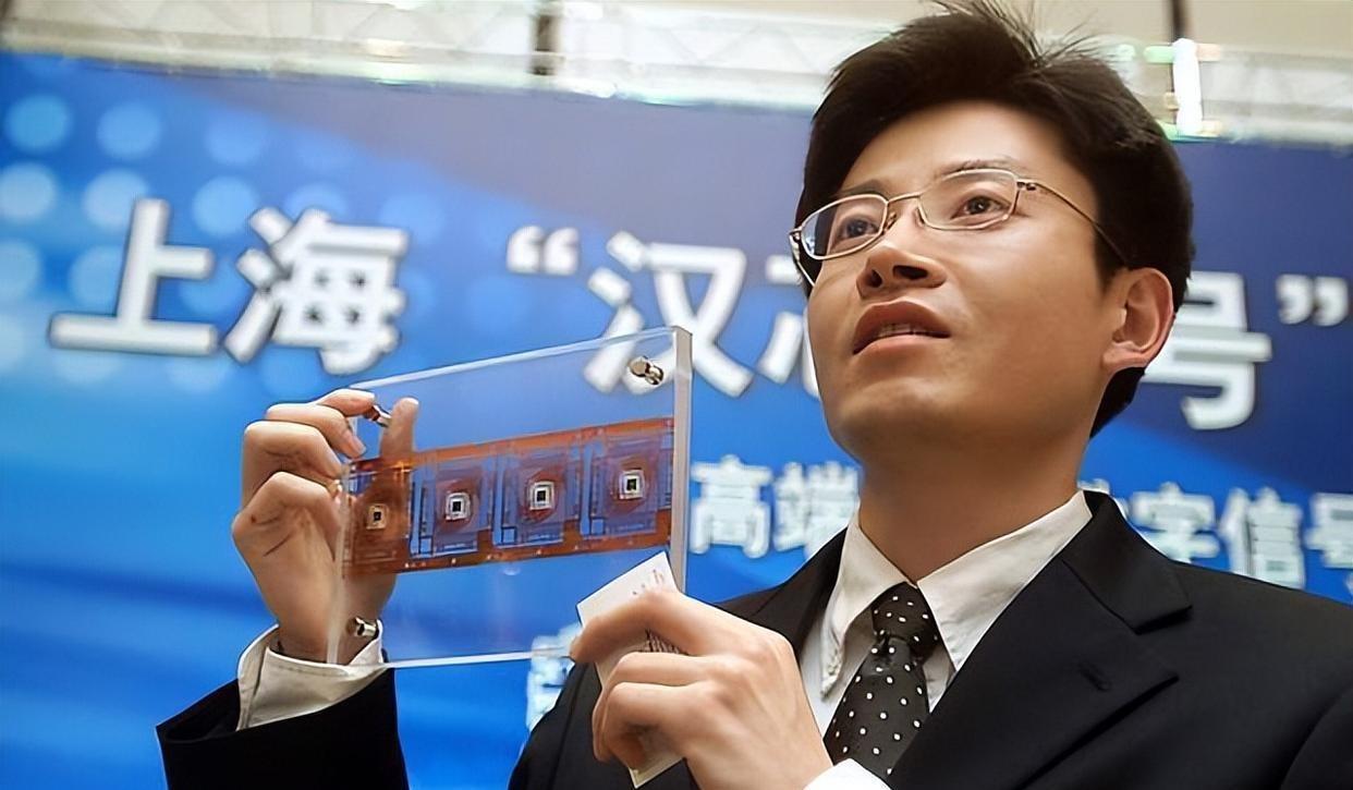 2006年，被称为“芯片天才”的陈进带着天价科研资金逃亡美国，接下来的13年时间