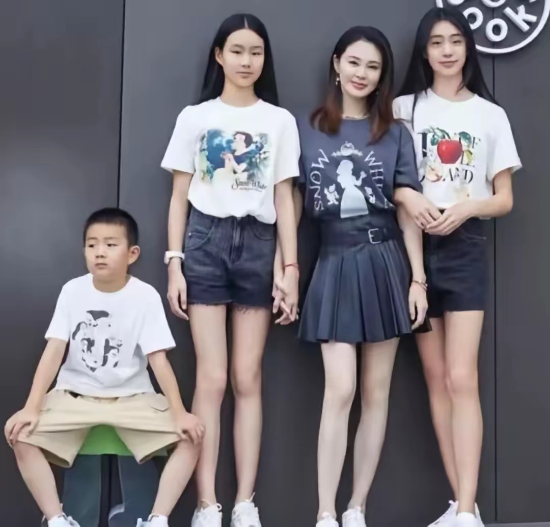 佟大为真的把女儿养得极好的，身高比关悦高，颜值也比妈妈抗打 