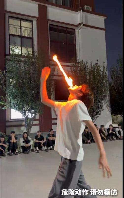 “上人民日报了！”河南郑州，大一新生军训期间，一名大一新生给同学说自己会表演川剧
