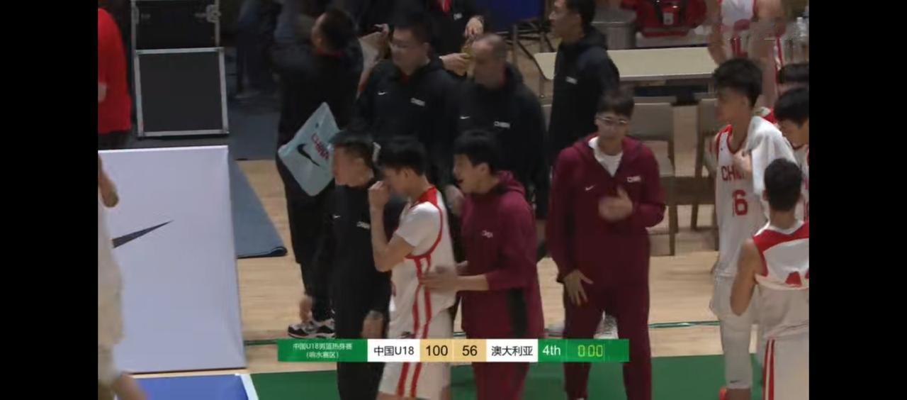 U18男篮这场打爽了！100：56，狂胜澳大利亚阿尔法学院！
这场三分准了！配合