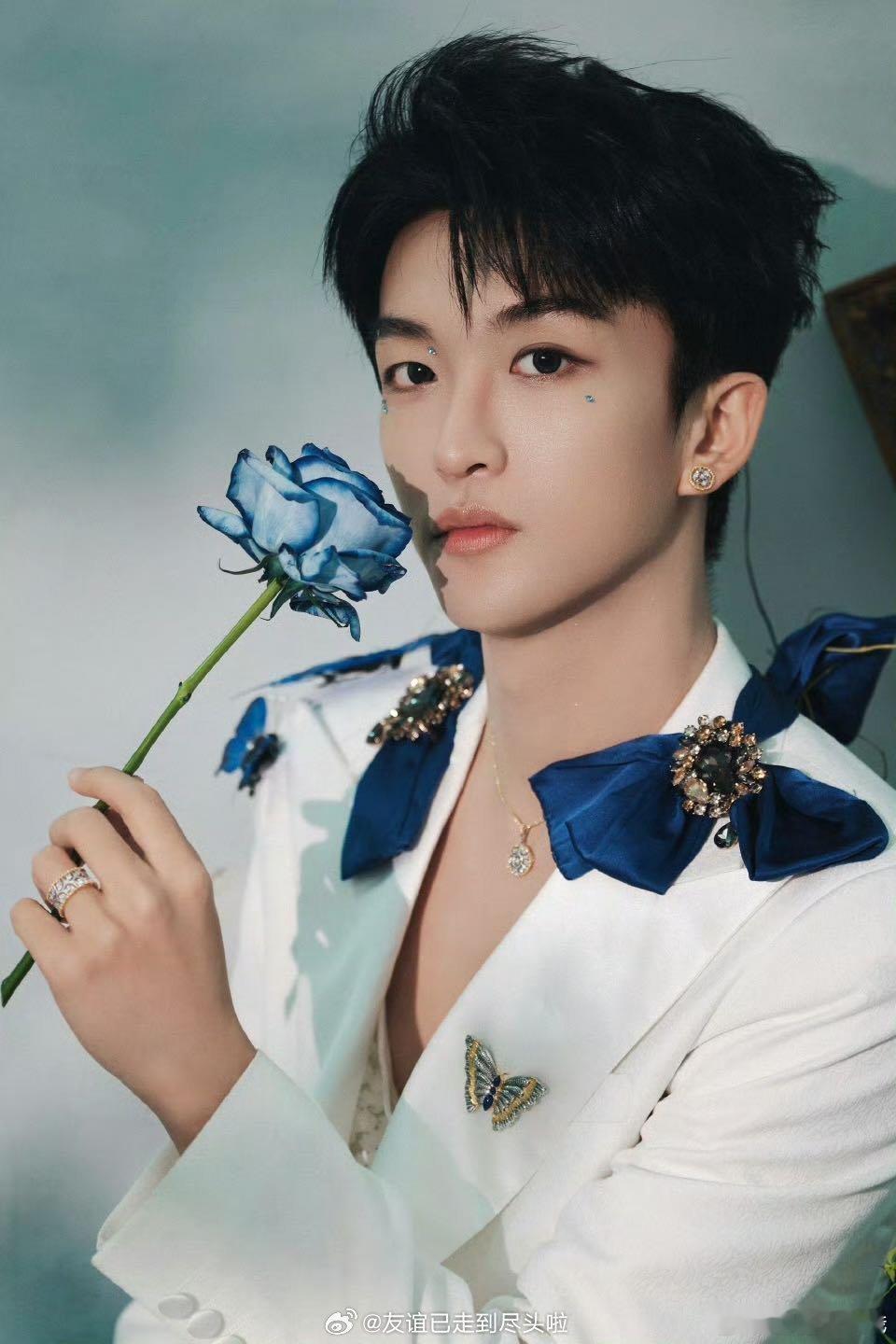 黄子弘凡深圳巡演造型🈶，很别致的蝴蝶造型高定，精致的贵族小王子[舔屏][舔屏]