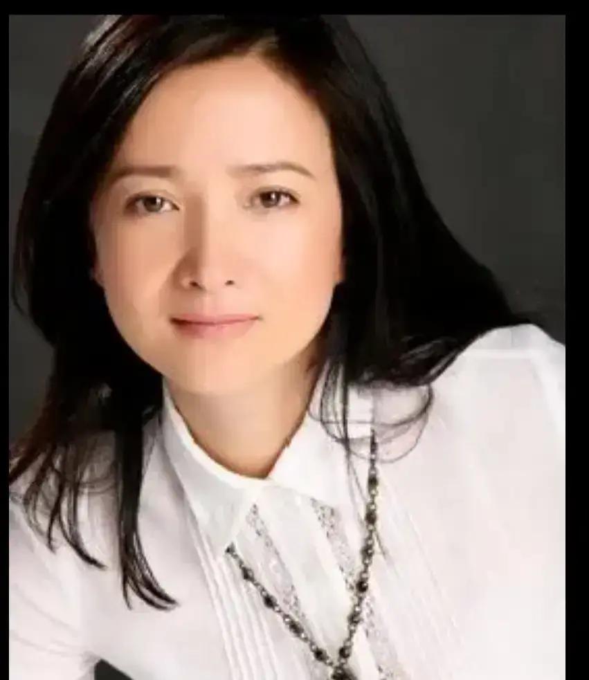 女人45岁后真的不要过于减肥，也不能太过劳累忧心。
昨晚和表姐聊天，她在市里大医