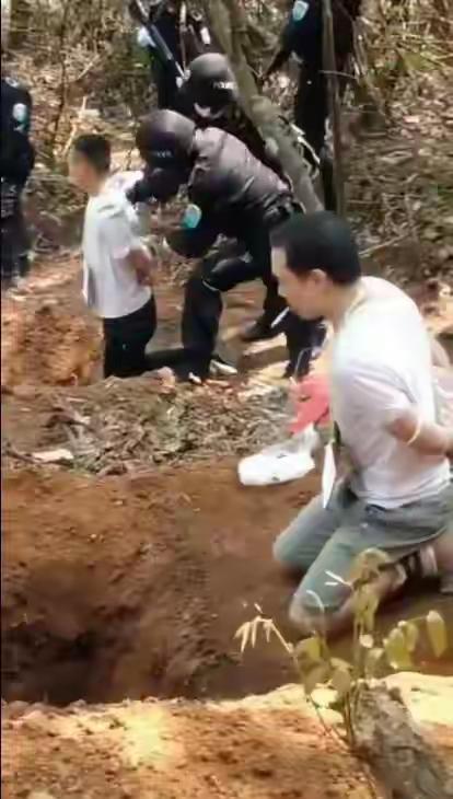 震撼人心的死刑处决现场，还是缅甸佤邦这种能起到警示作用！
死刑犯来到执行现场，看