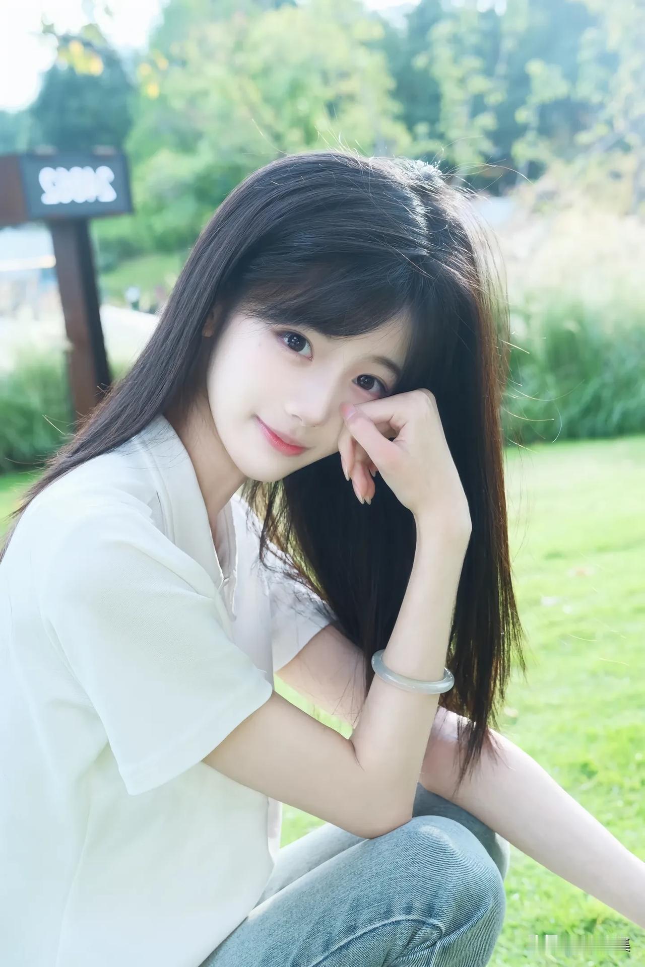阳光下的少女，温柔微笑，清新自然。