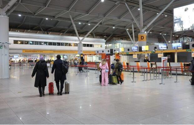 一名23岁的乌克兰公民在华沙机场被拘留，他携带了干扰无线电波的设备。
经查，他拥