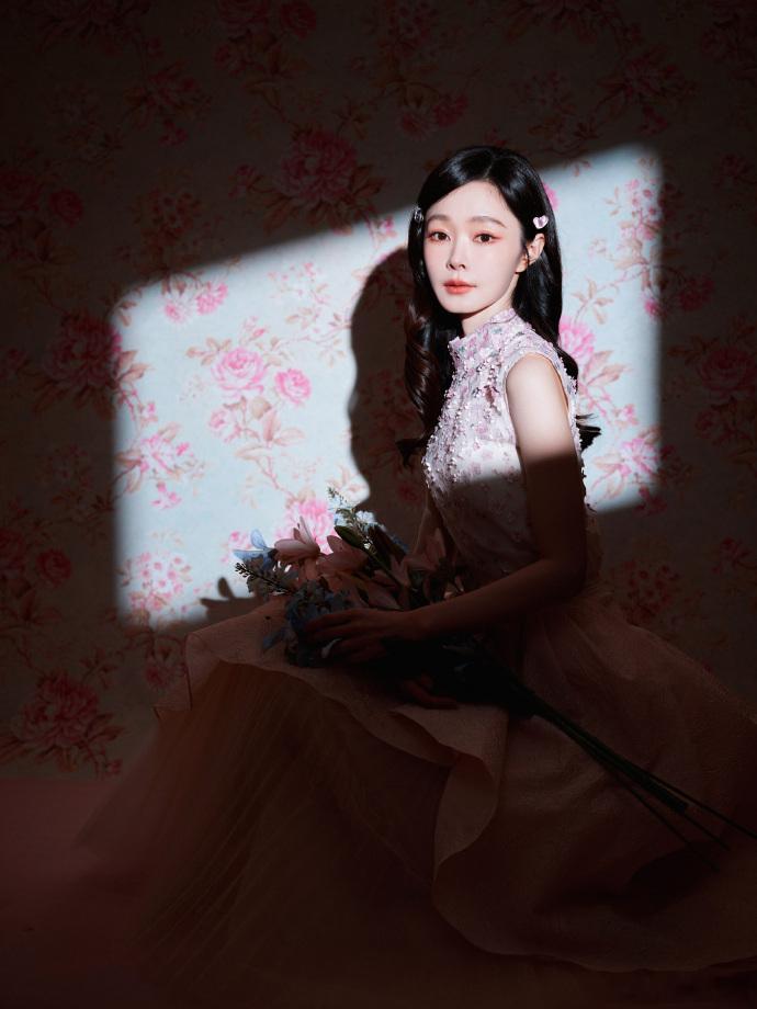 宋轶娇俏桃粉妆   这简直就是花仙子本人了，宋轶娇俏桃粉妆，美到我的心巴上了呀，