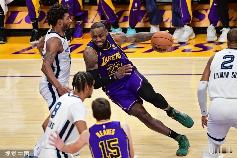 詹姆斯32分莫兰特21+7+7 湖人不敌灰熊遭四连败
北京时间1月6日，NBA常