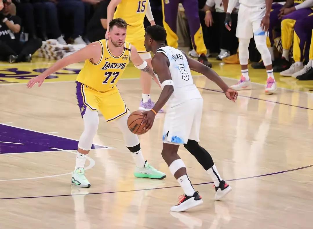 湖人1:4首轮出局，暴露三个事实:
一、湖人管理层，主动放弃了本赛季:
    