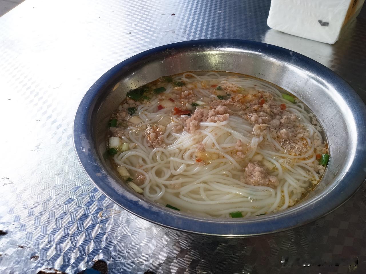 这碗米粉，你是否觉得量有点少？恰恰是这少量的米粉，让这家店门庭若市，生意异常火爆