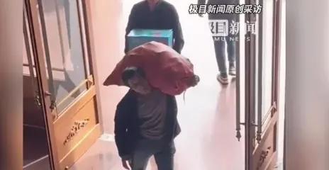 仗义多为屠狗辈，这话其实没说错！

13年了，王险锋又一次扛着红薯和石榴，推开西