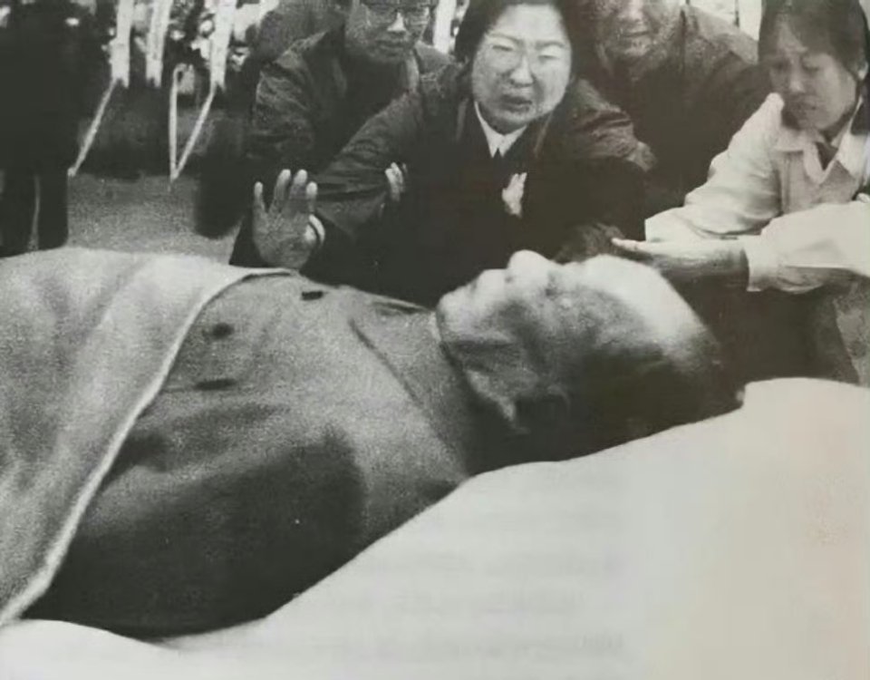 追悼会上的李敏！