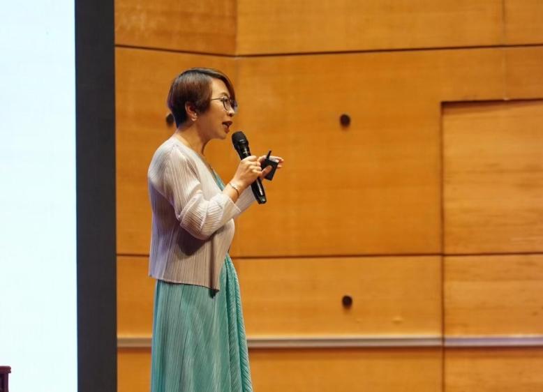 赵宏这事告诉大家一个道理，

没必要过度的追求国外镀金，

合适的才是最好的。