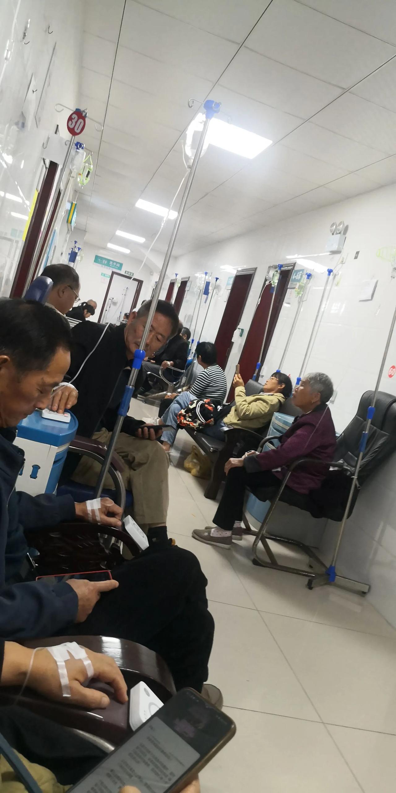 护肝:最近血防院爆满，病室每个床位上都挤着2、3个，走廊上都占用了。四季红一老太