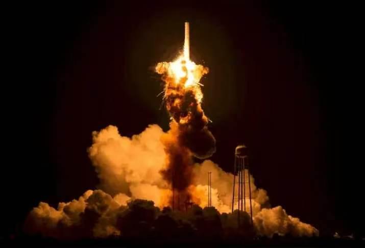 塞鸿秋·闻以伊冲突
横空导弹飞难住，
核区近畔惊尘雾。
以军越界轻相负，
民生枉