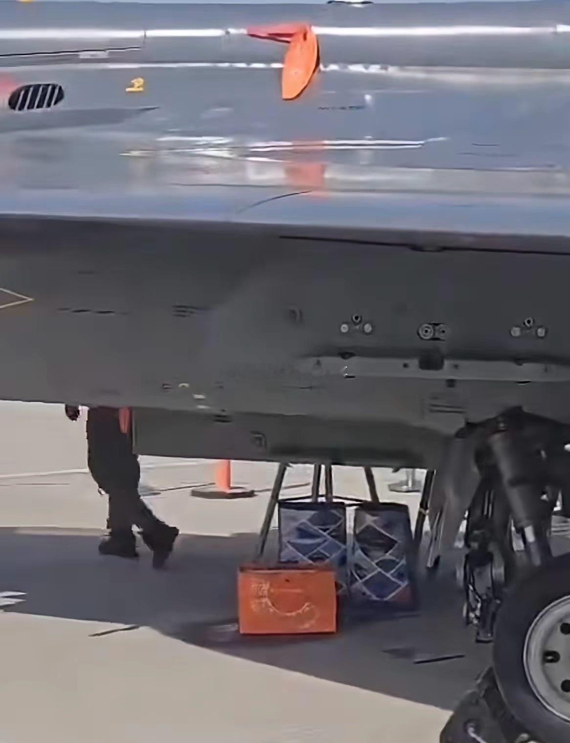 印度光辉战机迪拜航展坠毁！ 现场的朋友昨天还拍了这架飞机。