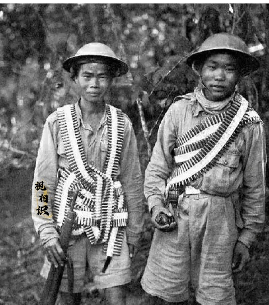1943年，云南边境，两名远征军的士兵身影，镜头中他们瘦弱的身躯上，挂满了沉甸甸...