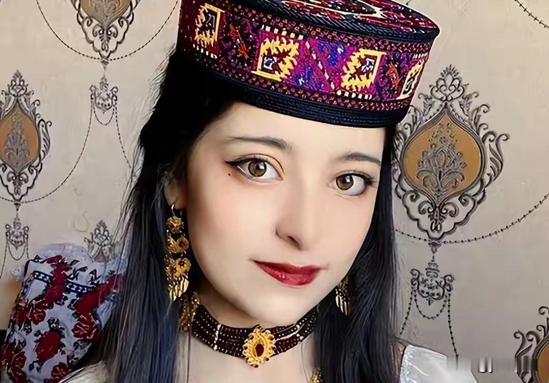 你在大街上能一眼认出塔吉克族，不是因为他们的鹰舞跳得多欢，而是因为他们长着一张“