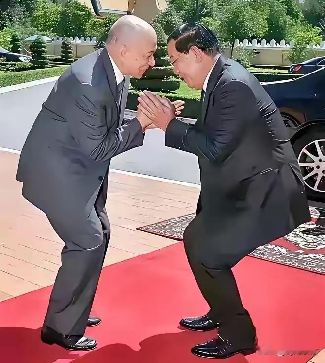 西哈莫尼对洪森尊重有加，心里却害怕：那天被赶出皇宫。