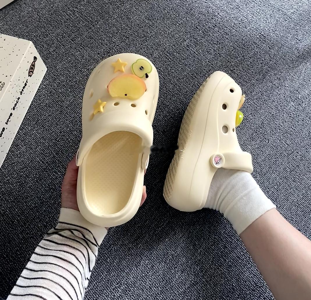 爱穿洞洞鞋的人天塌了！6月24日，一位年仅24岁的姑娘夏天双脚产生的汗液，本来想