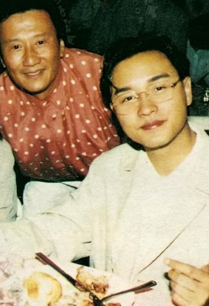 谁能想到港圈两代传奇，私下交情这般真挚暖心？
 
这是1991年谢贤温哥华生日私