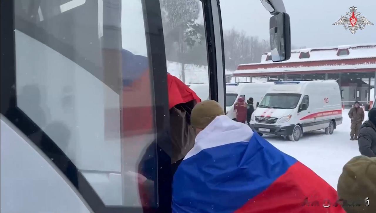 今天，俄罗斯与乌克兰之间，进行了今年的首次战俘交换。

157名俄罗斯战士回到了