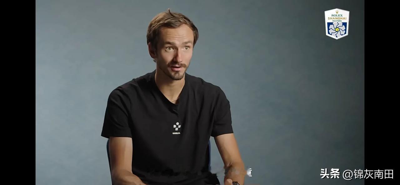#2024上海劳力士大师赛# 和球员细数过往趣事。阿尔卡拉斯模仿过羊，费德勒挽救