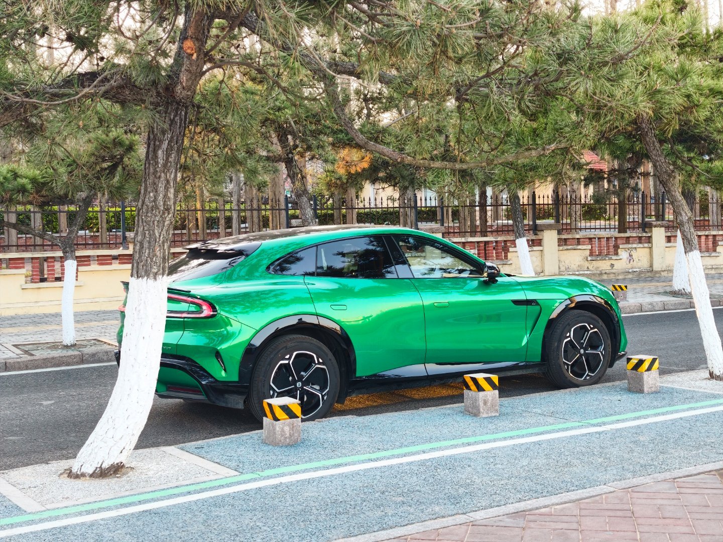 偶遇辆YU7，这绿色真亮，和周围都像不在一个图层的感觉