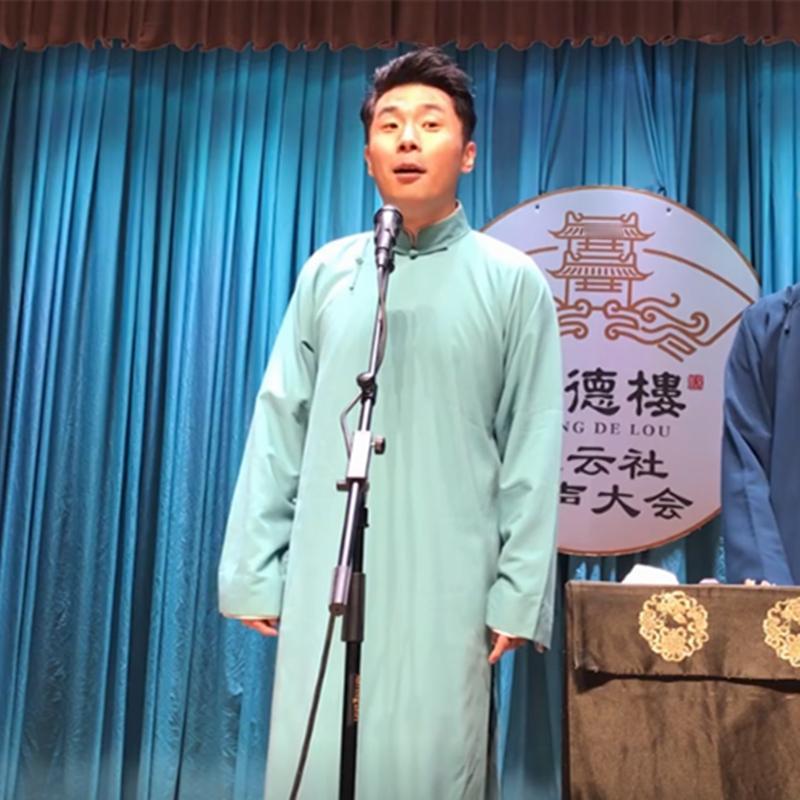 “别瞎砸，砸出事儿来了，还不长教训”。张九南在舞台上指责报幕员琪琪拿扇子扔自己，