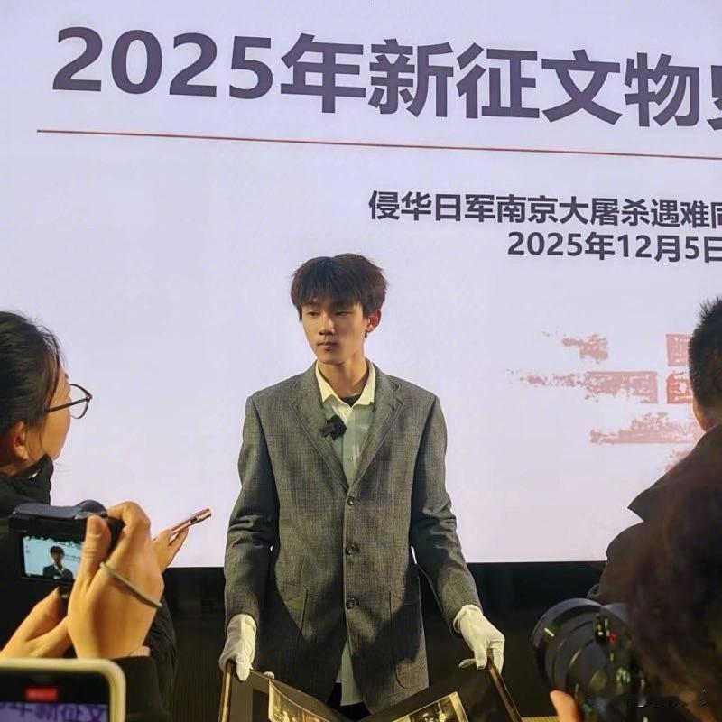 15岁高中生拒20万日军罪证！这格局太顶了
 
徐州高一学生于聍鹏，才15岁就干