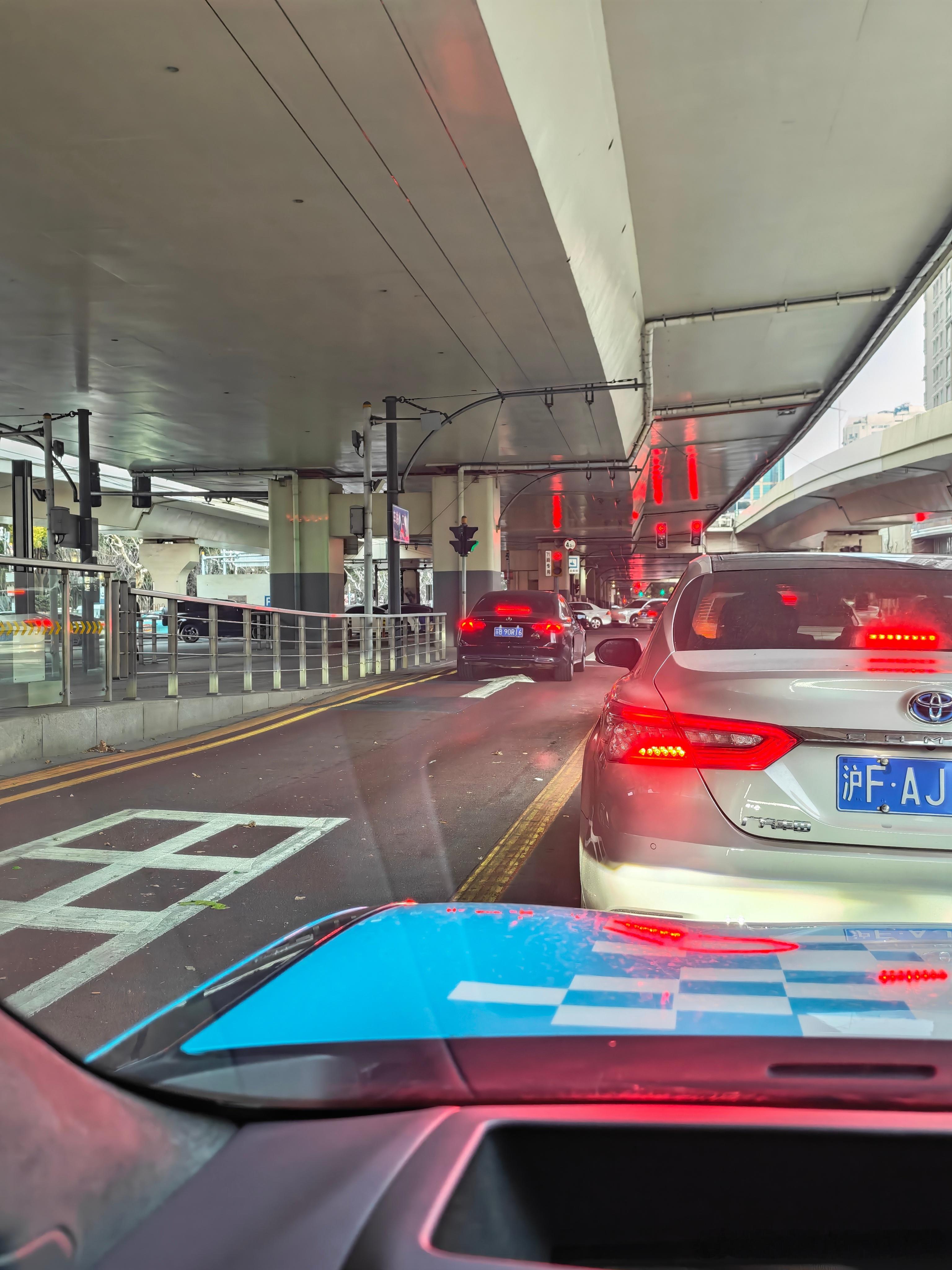 阁下有没有听过上海71路的传说，我也很想知道在这跟车道上开车是什么感觉