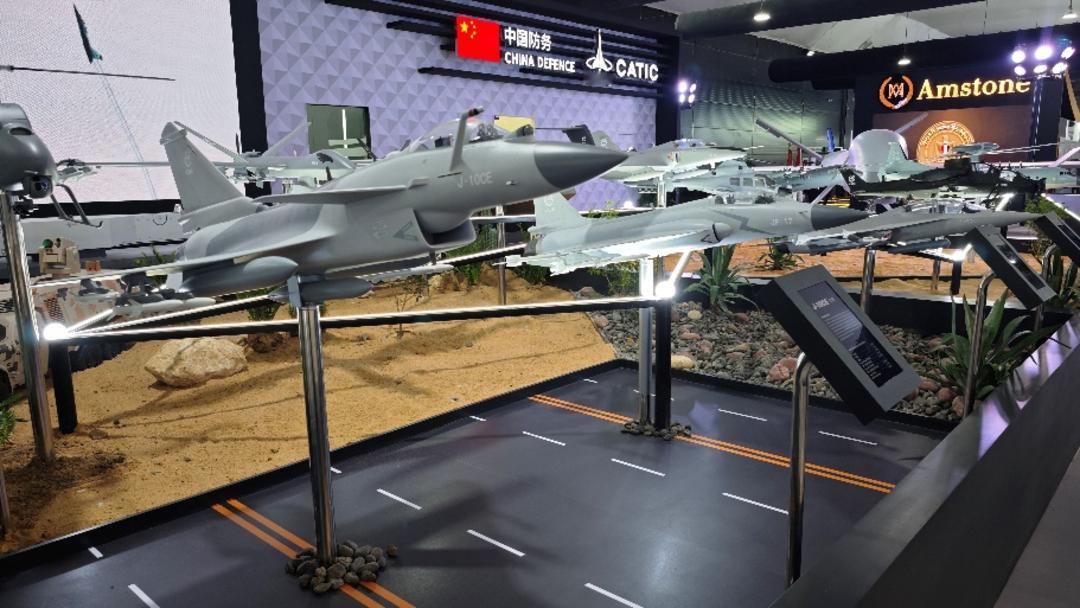 #武器装备# 埃及🇪🇬航展展台上摆放中国产歼10CE战斗机、L15高级教练机