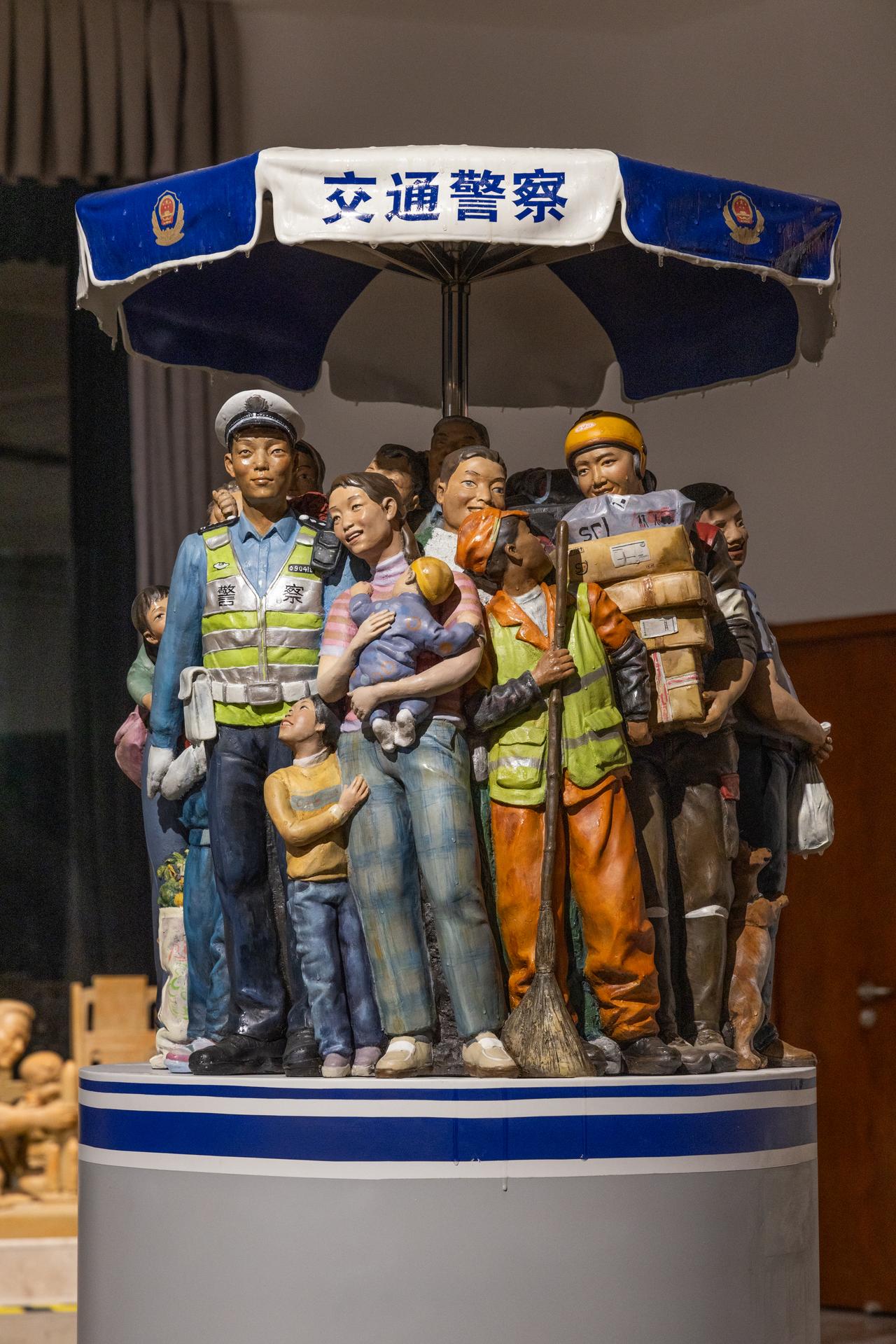 《雨中情》
青岛市雕塑馆“文心世相·西南当代现实主义雕塑创作巡展”之刘磊、张晓影
