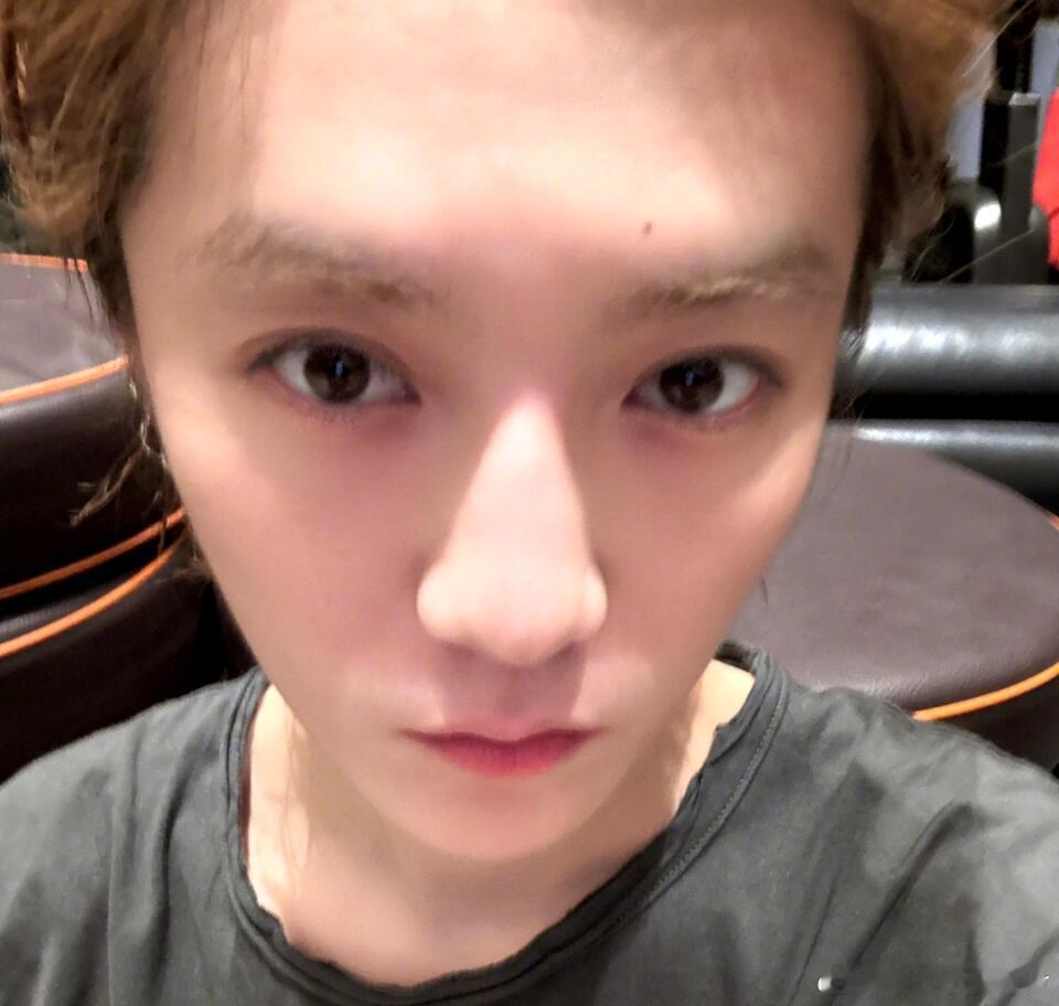 鹿晗怼脸比耶自拍鹿晗谜之视角刚发的自拍！怎么素颜大顶光也萌成这样🥰鹿晗｜ ​​