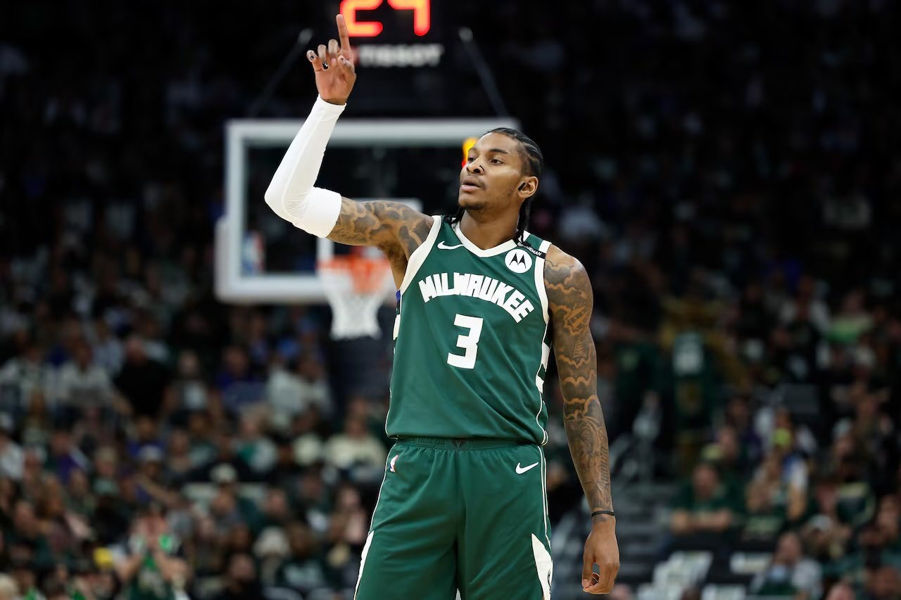 昨天打热火32+7+7今天打骑士20+8+5+5断本赛季场均18.2+5.1+7